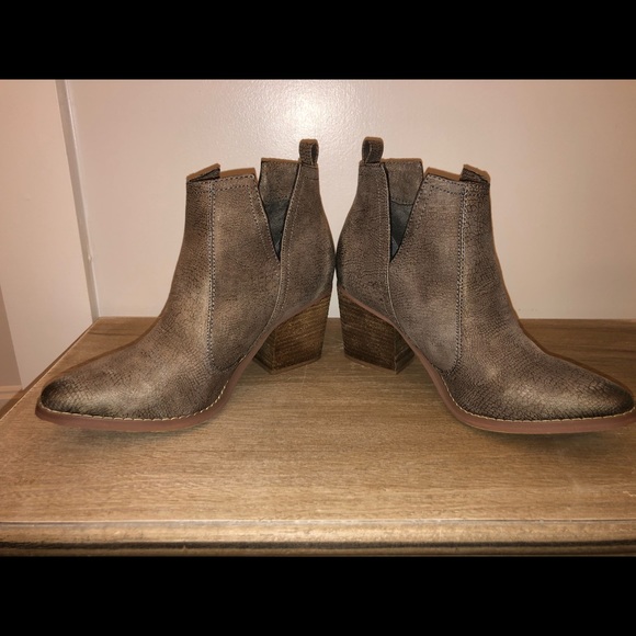 Boots from Buckle that are versatile! - Picture 1 of 6